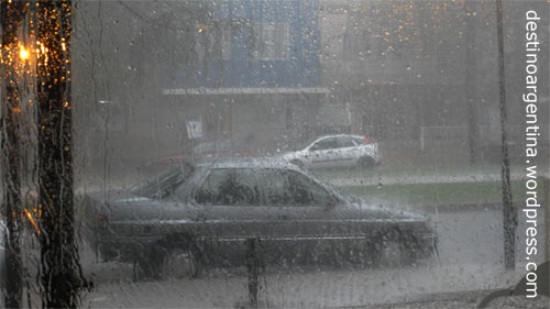 Sintfluartiger Regen durch Fenster eines Cafés am Boulevard Oroño in Rosario, Argentina